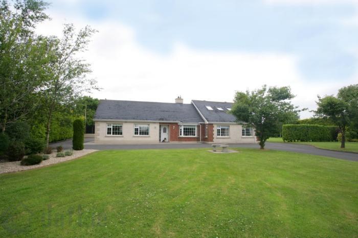 setting with views of the surrounding country side and yet only minutes from the towns of Mountrath & Portlaoise. This large 4 bedroom detached residence offers high quality living.
