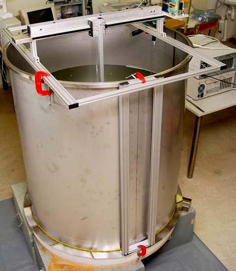 Ultrasonic transmitter Bottom of the tank mock-up Ultrasonic measurement system Ultrasonic receiver a b Fig. 3.
