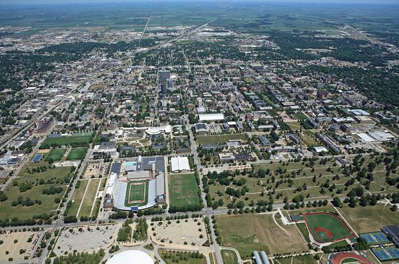 University Overview University of Illinois at Urbana-Champaign 32,579 undergraduate students (Fall 2014) 10,037 graduate students (Fall 2014) 1783 acres $584 million on R&D (2012) Division of
