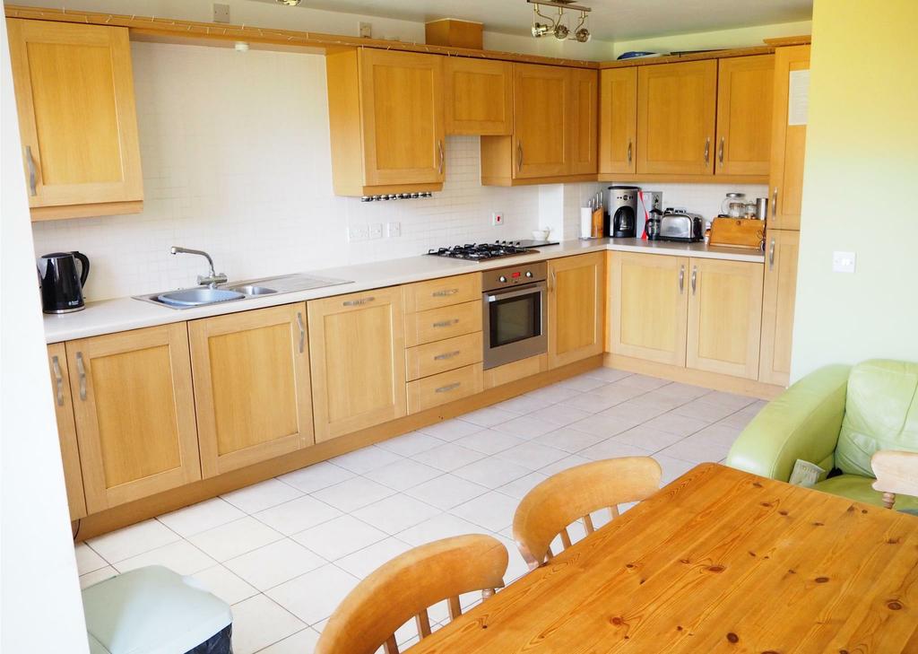 Magdalene View, Newark, Nottinghamshire, NG24 2HZ 250,000 Situated just a short walk from Newark's town centre and the main line