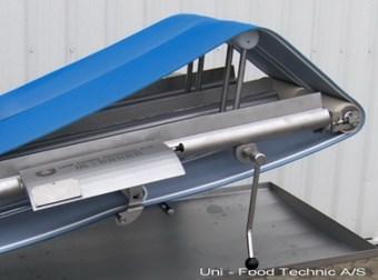 The conveyors can be equipped with tipping sidebars made from stainless steel (AISI 304) or POM.