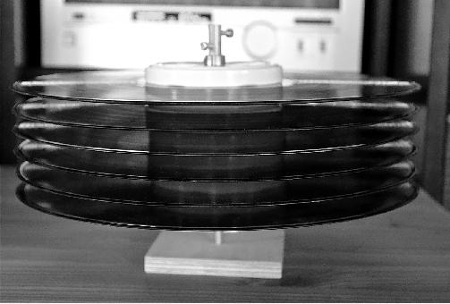 Spacer discs are needed for washing singles (7 ) - these are not supplied, but you can use normal 7" vinyl adapter for singles.