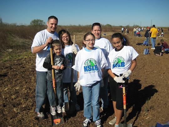 Good Friends From the beginning, Keep Sugar Land Beautiful engaged residents and businesses in. The first year (2007), over 200 volunteers braved a cold and very rainy morning to plant 5,000 saplings.