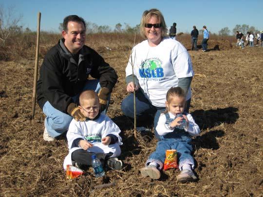 Families In 2008, grew with 437 volunteers, again enduring the cold and a light drizzle, to plant 10,000 saplings.