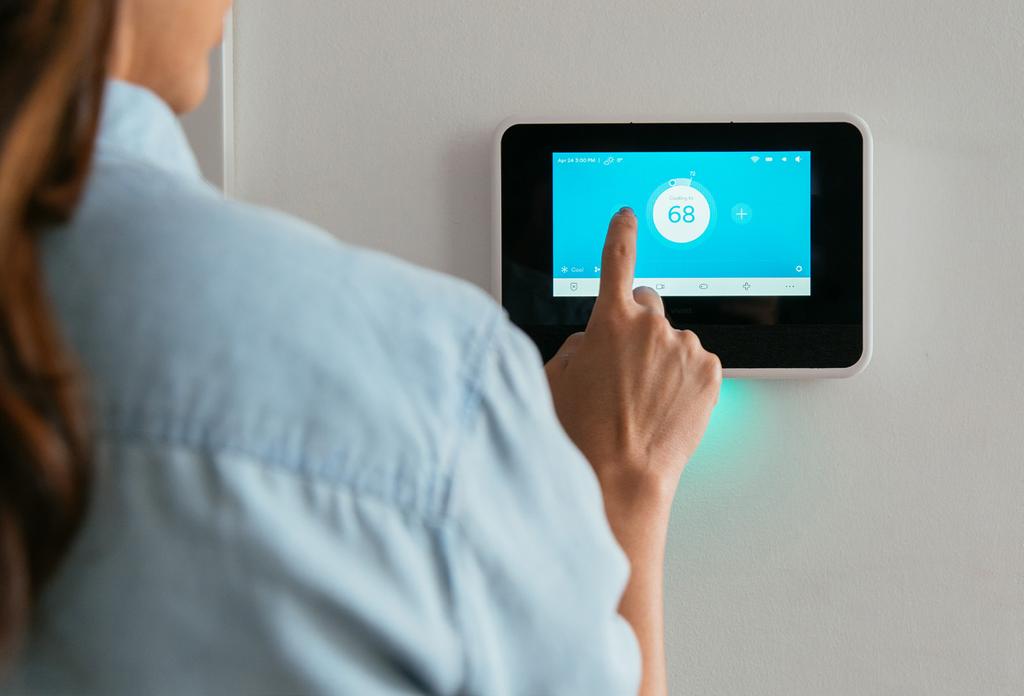 Controlling Your Home You can control your home three ways: 1. Vivint Smart Home mobile app 2. Vivint Smart Hub touchscreen panel 3.