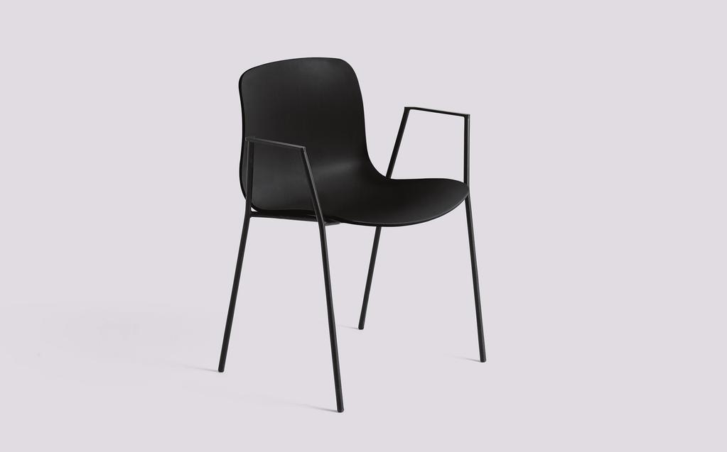 ABOUT A CHAIR / AAC18 Offering a slightly more formal flavour than the rest of the series, About A Chair AAC18 features slim, elegant legs and armrests that frame the seat shell.