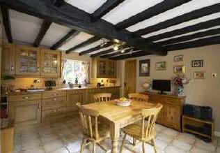 4m (12'2" x 14'5") A lovely cottage kitchen with base and wall fitted