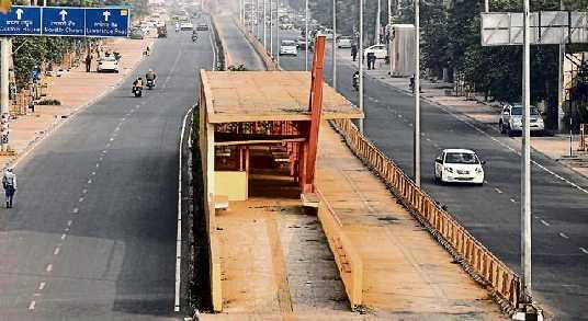 ACCESSIBILITY ON ROADS The detailed plan prepared by the Punjab Infrastructure Development Board (PIDB), the BRTS has overhead bridges for smooth movement of pedestrians from both sides of the roads