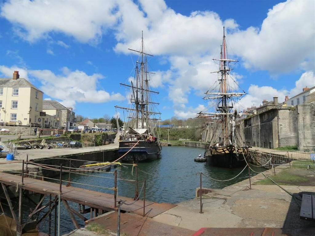 Charlestown with its harbour, range of galleries and restaurants, and Porthpean with its beach and golf course are within close proximity.
