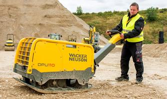 With the DPU110 and four other models between 80 and 110 kn Wacker Neuson offers the most powerful series of heavy vibratory plates.