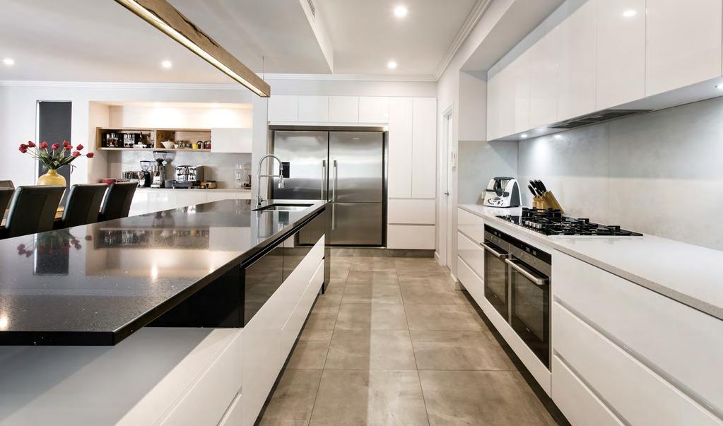 ALMA DESIGN Milano Contour kitchen in Chalk White featuring Gold profiles