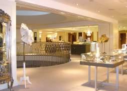 CASE STUDY: FORTNUM & MASON LONDON UK SHOP FRONTS - No need for expensive and noticeable fire-rated glass ATRIA - Curtains allow multi-floor concourse openings for large atria ESCALATORS & STAIRWELLS