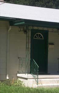 The original appearance of the porch should not be destroyed, and glass enclosures should allow the original porch elements to be clearly visible.