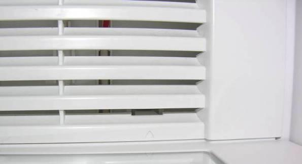 5.2.11 Refrigerator compartment air sensor/air flap Disengage cover of the refrigerator compartment air flap and raise