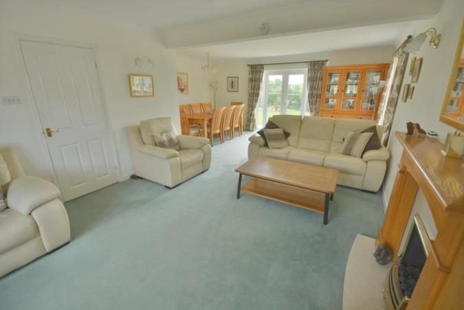 Broomhill, Wimborne, Dorset, BH21 7AR FREEHOLD PRICE GUIDE 675,000 A deceptively spacious and immaculately presented three bedroom detached bungalow situated on a good size plot of approx. 0.