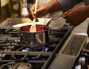 ELECTRIC RANGE BUYING TIPS Choosing a Range That s Right for You When purchasing a range an appliance with both a cooktop and an oven there are many options to consider.