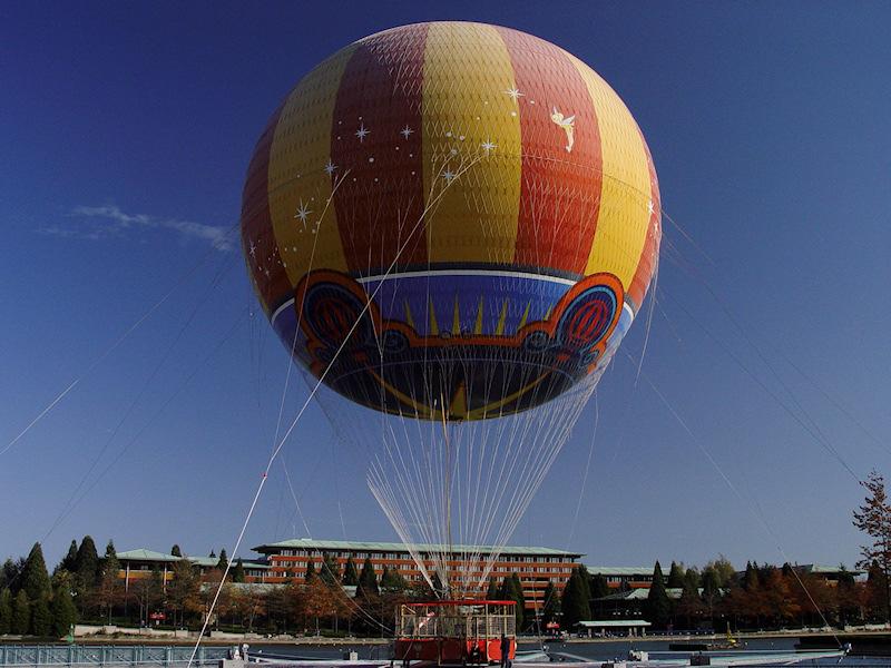 The outlook balloon of Disneyland Paris is being stabilized with Karl Klein