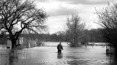 WHAT TO DO IN A FLOOD Flooding has been responsible for the deaths of more than 10,000 people since 1900 and for property losses that total over $1 billion each year.