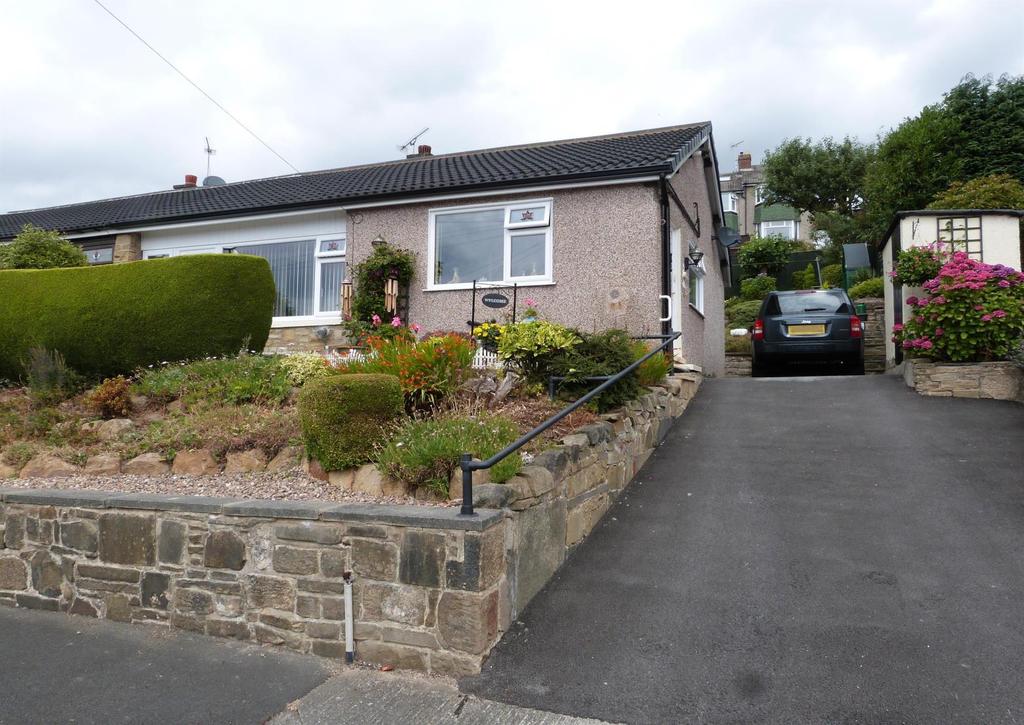 Southlands Grove West, Riddlesden, Keighley, BD20 5HY Well presented two double bedroom semi-detached bungalow.