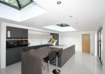 'Siemens' ovens, five ring induction hob with concealed extractor hood, four seat peninsular breakfast bar,