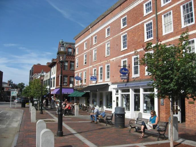 Streetscape Design Character Theme Portsmouth Downtown Broad and narrow sidewalks