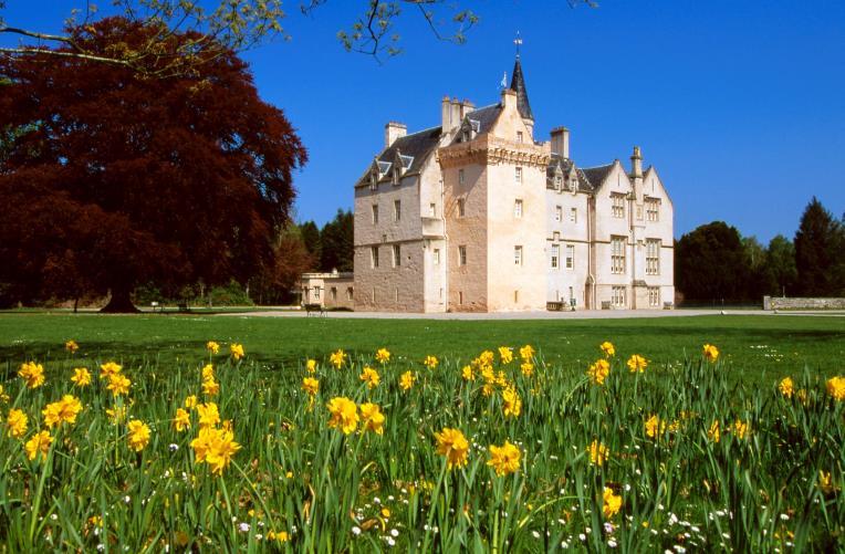 Gardens in Moray Introduction The province of Moray, used to be known as The Rivera of the North due to its mild weather and the lowlands in the Laich of Moray are particularly fertile, although