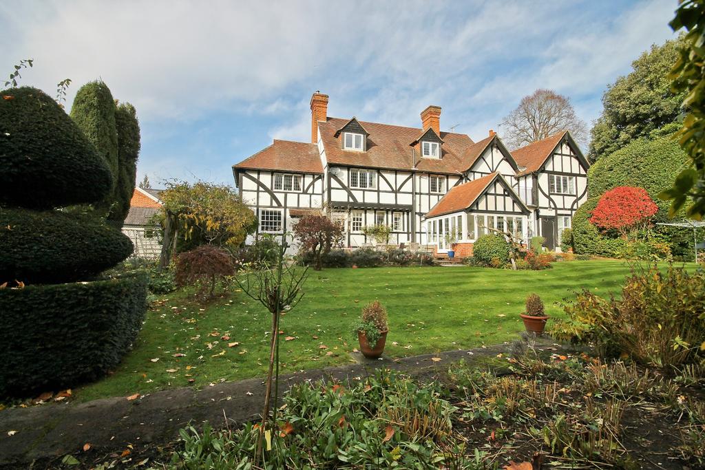 ANNESLEY GLADE BANK LYNDHURST NEW FOREST 1,595,000 7 6 3 A magnificent country house with separate outbuildings set in gloriously established gardens of approximately three quarters of an acre, in a