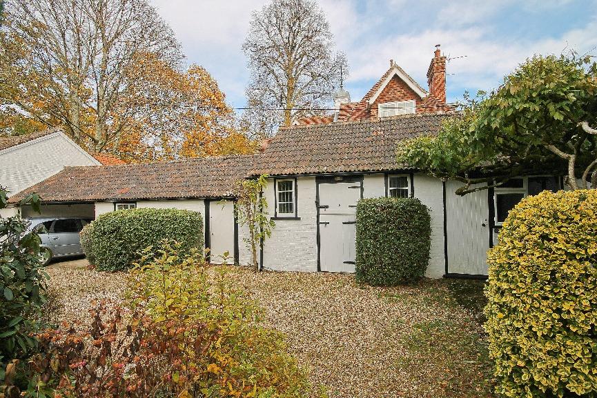 Situated on the open forest, the hamlet boasts a number of attractive dwellings, both large and small, many affording fine open views over the surrounding farmland and forest.