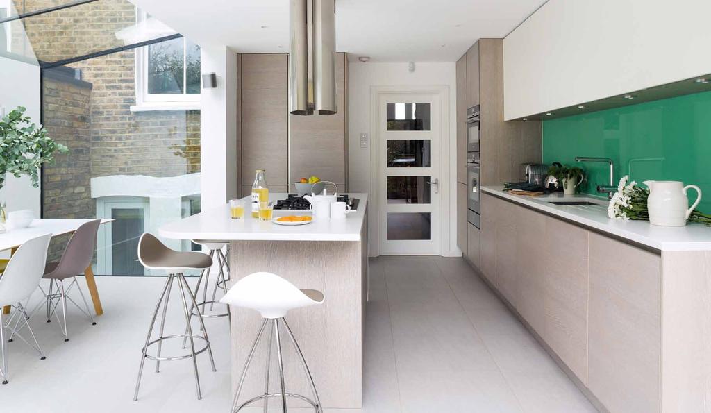 Although we have only added an extra eight square metres, the room feels so much brighter and bigger Kitchen prof ile Handleless Grey Oak Pore and White Ultra Satin furniture has been designed to