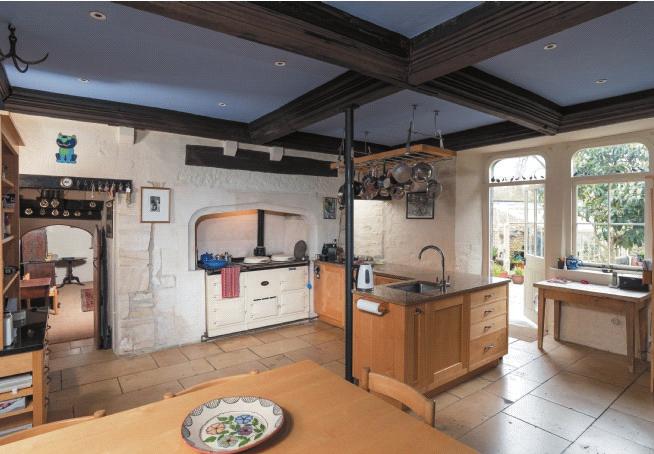 Situation Horton's House is situated in a quiet location in the historic centre of the market town of Bradford on Avon.