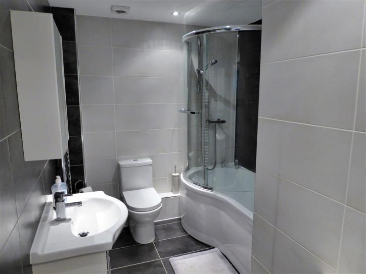 WORKTOPS, INTEGRAL 'BOSCH' DISHWASHER, WASHER / DRYER, FRIDGE, FREEZER, STAINLESS STEEL OVEN & HOB ** DELUXE MODERN WHITE BATHROOM with CO-ORDINATING STONE STYLE TILING & MAINS SHOWER over Bath **