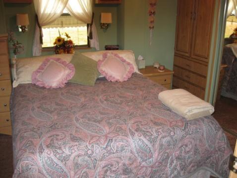 COMPLETELY FURNISHED. READY TO PUT UTILITIES IN YOUR NAME AND ENJOY! CALL 618-988-2100, CAN BE SHOWN LOCALLY.