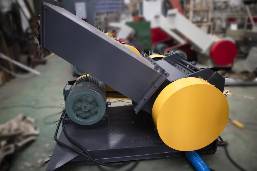 der system is consist with ANILOX roller and glue blade The Users can adjust the glue amount by the speed between the glue spreader roller and drivin g conveyor.