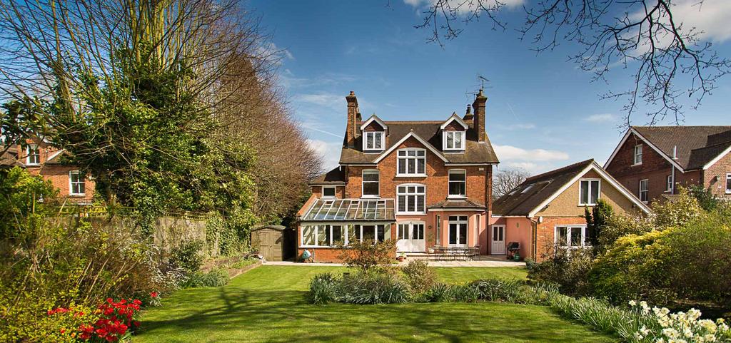 St Albans Hertfordshire AL1 4NP A handsome double-fronted Edwardian residence on a generous plot that provides spacious family accommodation in a prime residential location providing easy access to