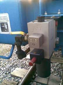 Our pneumatic derailment detector monitors vertical accelerations at wagon-body level and, when its triggering threshold is reached, opens a large aperture to exhaust the main brake pipe (BP) to