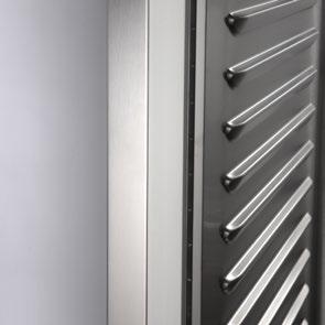 Organised and flexible The storage cell featuring internal moulded sides with 24 positions in AISI 304 stainless steel, with an insulation thickness of 83 mm, allows