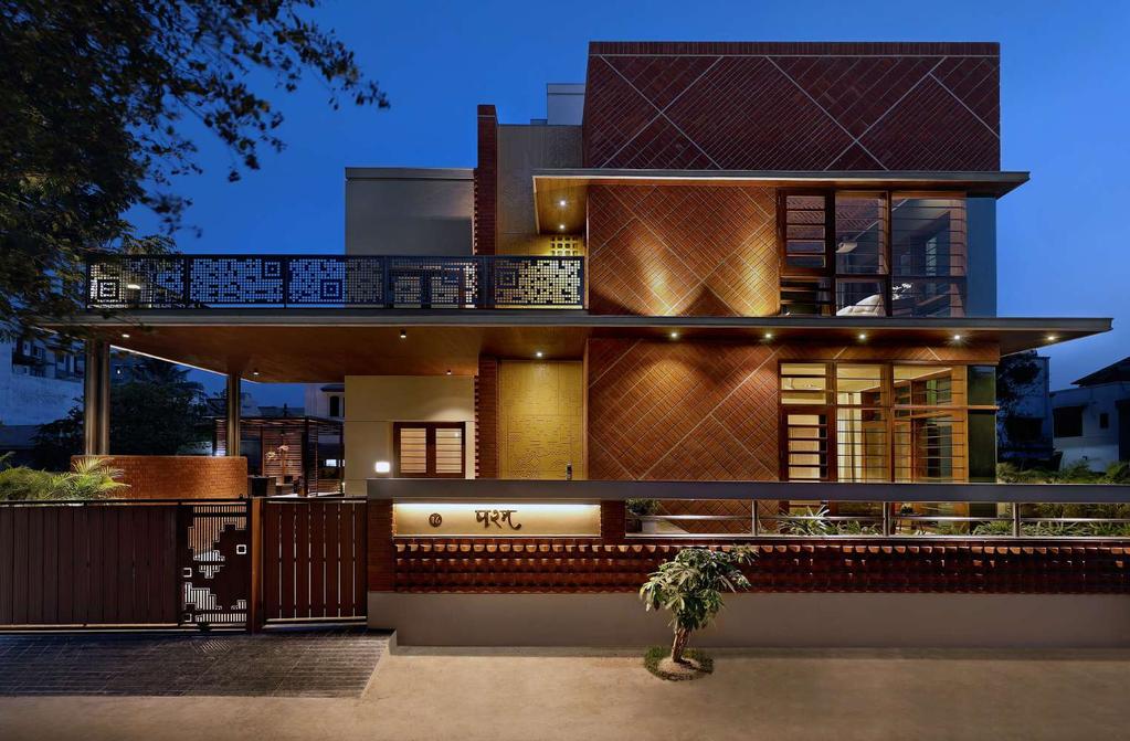 1 45 BRICK HOUSE > A+T ASSOCIATES, VADODARA Sited on 4,750 sq ft plot tucked in Vadodara s posh residential locality of Sunrise Society, 45 Brick House portrays Indian contemporary aesthetics,