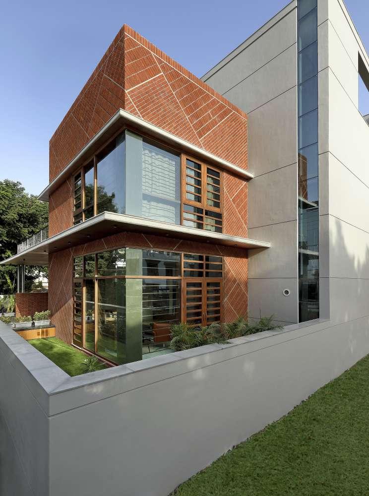 2 45 BRICK HOUSE > A+T ASSOCIATES, VADODARA Based on the brief, it was ideated to change the typical brick cladding technique and a unique