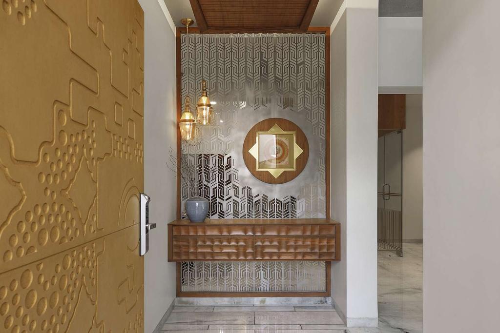 5 45 BRICK HOUSE > A+T ASSOCIATES, VADODARA Above: Entrance Foyer A brass and wood door handle installed at the main entrance door is designed in the shape of a standing man with help of local artist.